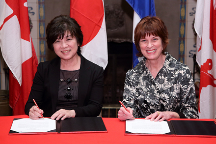 RIKEN Executive Director Maki Kawai and McGill Principal Heather Munroe-Blum signed a joint statement pledging efforts from both sides for the establishment of a joint center. / Photo: Owen Egan.