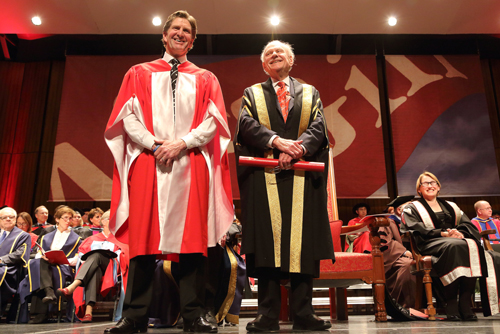 Mike Babcock, head coach of the Detroit Red Wings, receives his honorary doctorate from Chancellor H. Arnold Steinberg. / Photo: Owen Egan