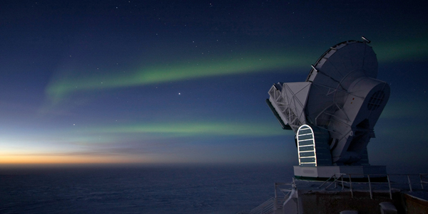 The South Pole Telescope. / Photo: Keith Vanderlinde