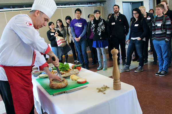 As a break from debating weighty issues, McGill’s Executive Chef, Oliver De Volpi, prepares food for hungry forum participants. / Photo: Doug Sweet