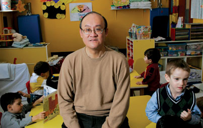 Le directeur médical du Centre de reproduction de McGill, Seang Lin Tan, et des enfants à la garderie de l'Hôpital Royal Victoria