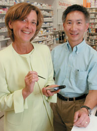 Robyn Tamblyn et Allen Huang à la pharmacie Pharmaprix du boulevard Saint-Charles, l'une des pharmacies de la région de Montréal qui participent au projet MOXXI.