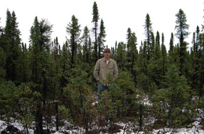    Murray Humphries près du lac Reindeer, au Manitoba, dans la forêt septentrionale clairsemée où castors et autres animaux ont désormais élu domicile.