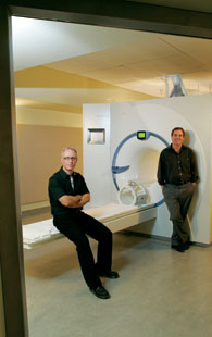  Pour obtenir une représentation du cerveau humain moyen, Bruce Pike (à gauche), Alan Evans et leur équipe de chercheurs prennent des centaines d’images à l’aide de l’imagerie par résonance magnétique.