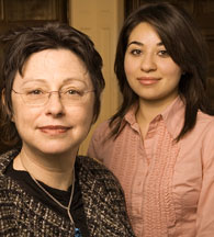  L'étudiante de médecine dentaire Romina Perri (à droite) est l'auteure principale d'un article qui analyse les stratégies utilisées pour recruter des participants dans l'étude que la Pre Jocelyne Feine a menée sur les implants dentaires.