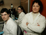 La Pre Jay Nadeau (à droite) a recruté les étudiants de premier cycle Adam Katolik (à gauche) et Jamie Schafer pour le Concours iGEM du MIT, où les étudiants mettent à l'épreuve leurs compétences du clonage moléculaire.