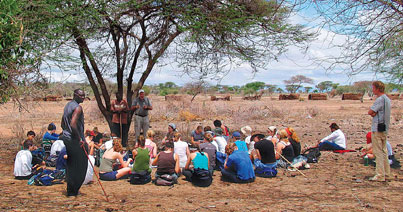 Le Pr John Galaty et le doctorant mcgillois Stephen Santamo Moiko donnent une conférence en plein air sur la culture masai aux étudiants du programme SCETA.