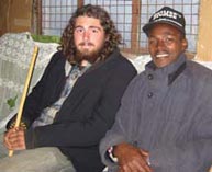 L’étudiant de McGill Alec Blair (à gauche) rencontre le pasteur Jackson Ngayami à Enoosupukia, au Kenya, avec qui il discute des conflits homme-faune.