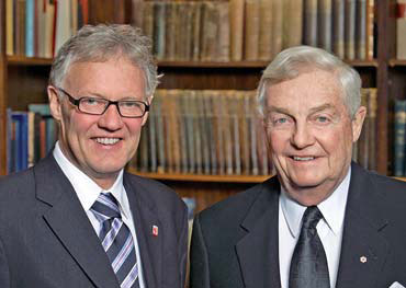  Le chercheur en épigénétique Michael Meaney (à gauche), en compagnie de l’ancien premier ministre de l’Alberta, Peter Lougheed. M. Meaney est le lauréat du Prix inaugural Lougheed de 100 000 dollars en développement du foetus et du jeune enfant de l’AHFMR.