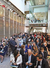 Foule imposante dans l’atrium du Complexe Bellini, à l’occasion de l’ouverture du Complexe des sciences de la vie de l’Université McGill