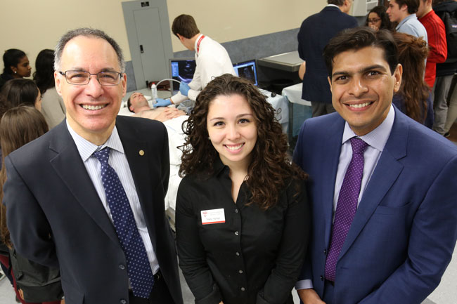 De gauche à droite : le docteur David Eidelman, doyen de la Faculté de médecine de McGill, Doulia Hamad, présidente exécutive de l’Association des étudiants en médicine de McGill, et le docteur Rajesh Aggarwal, directeur du Centre de simulation et d’apprentissage interactif Steinberg, ont participé à l’annonce du don de 7,5 millions de Blema et Arnold Steinberg. / Photo: Owen Egan