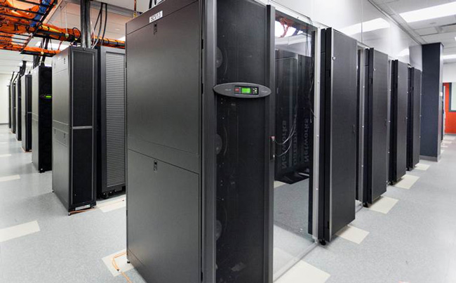 Le superordinateur du Centre de calcul haute performance de McGill compte 23 000 processeurs reliés par fibre optique. Il occupe un espace de 5 000 pieds carrés.