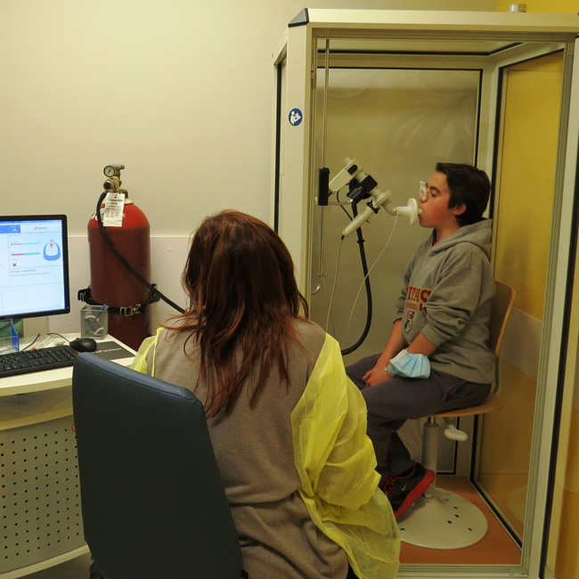 Liam, 14 year old patient with cystic fibrosis, doing a pulmonary function test to assess the efficiency of his lungs at the Cystic fibrosis Clinic of the Montreal Children's Hospital. / Photo courtesy of the MUHC