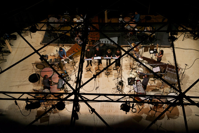 La salle multimédia de l’École de musique Schulich, située au sous-sol du Pavillon de musique Elizabeth Wirth, fait office de laboratoire pour le CRIMMT et de studio d’enregistrement fort prisé des orchestres.