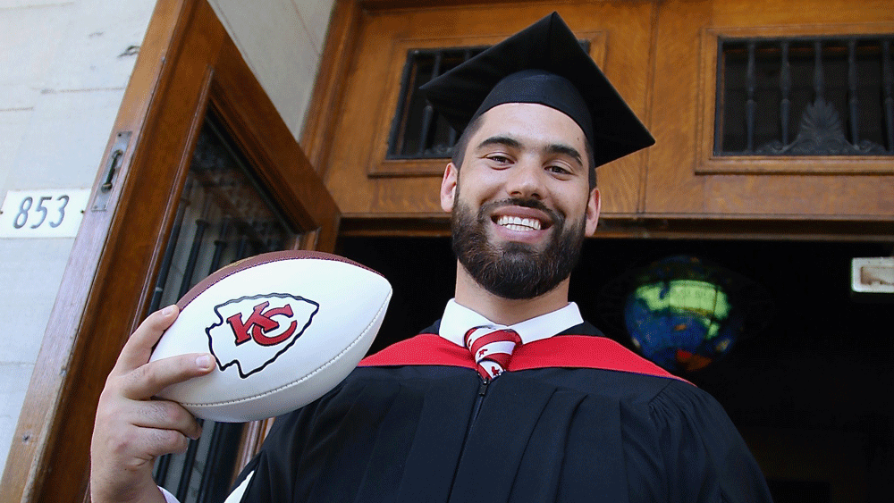 Good Morning America on X: Kansas City @Chiefs Laurent Duvernay-Tardif is  putting his medical degree to good use by volunteering at a hospital, just  months after winning Super Bowl LIV. @ReeveWill has