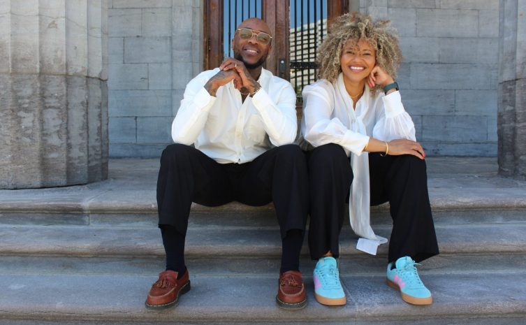 Maurice Riley Case et Iyman Ahmed-LeBlanc on the steps of the McCall MacBain Arts Building