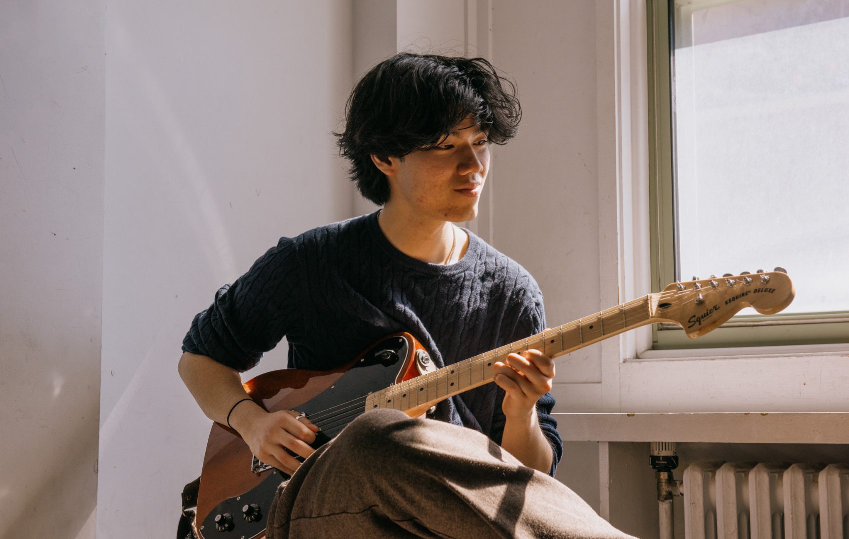 Un étudiant en musique de McGill jouant de la guitare