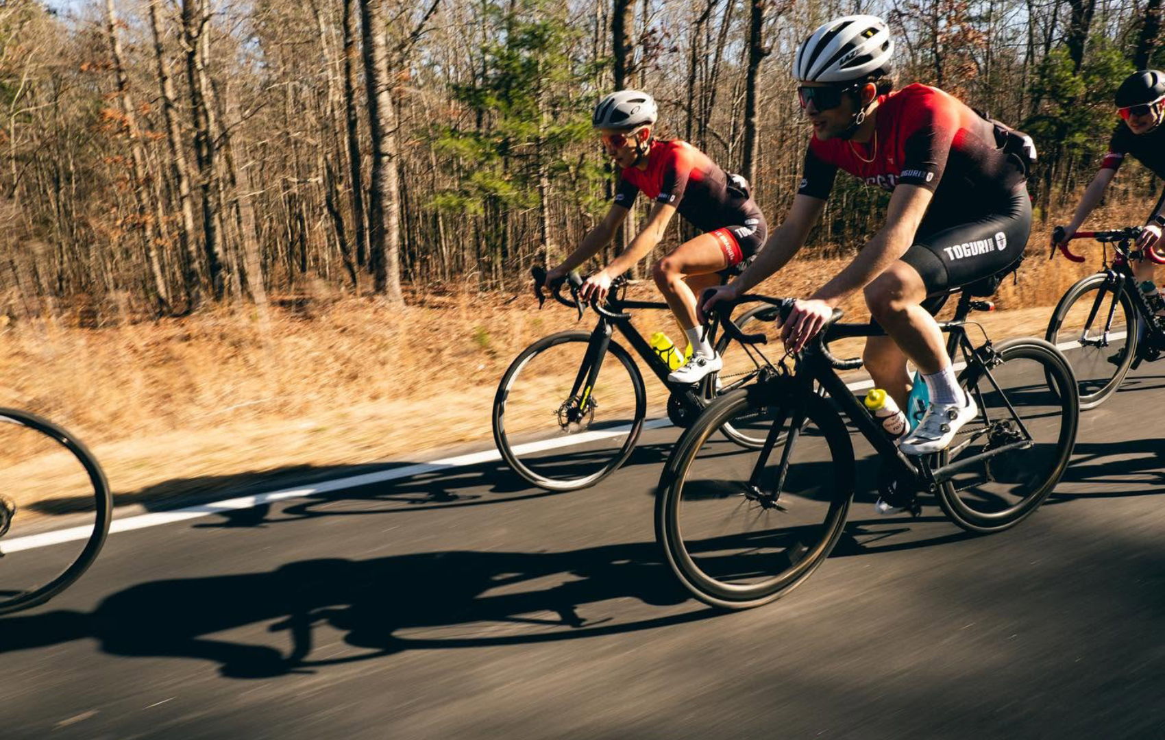 athlètes faisant du vélo