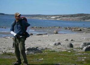 PhD student Jonathan O’Neil working on the Nuvvuagittuq greenstone belt where 4.28 billion year-old rock was discovered. / Photo: Don Francis 