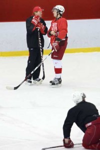 Former Redmen defenceman and current Detroit Red Wings coach Mike Babcock dropped in to lend a hand at a Redmen practice while he was in Montreal for the NHL All-Star Game last week. / Photo: Owen Egan