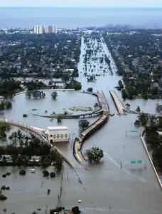 New Orleans in the aftermath of Hurricane Katrina, showing Interstate 10 looking towards Lake Pontchartrain. The block shaped building at the left front is a pumping station used to pump water from heavy rains off city streets in more normal time. / Photo: Wikipedia Commoms