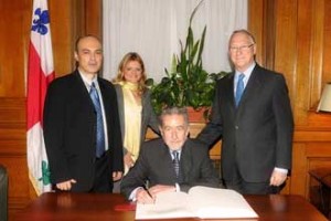 Dr. James Archibald signs City Hall's Livre d'Or in the company of (from left to right) Dr. Daniel Zamorano, City Councillor Catherine Sevigny and Mayor Gerald Tremblay. Photo courtesy Ville de Montreal.