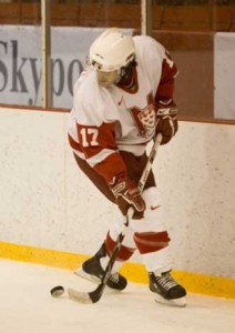 Leonard Verrilli controls the puck during the McGill Redmen's 3-1 victory over UQTR.